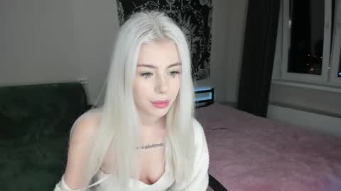 Snapshot of red_qwe chatting on 4, 11, 2025 Erika online show from 4, 11, 2025