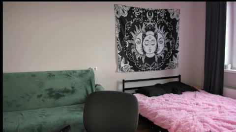 Snapshot of red_qwe chatting on 7, 11, 2025 Erika online show from 7, 11, 2025