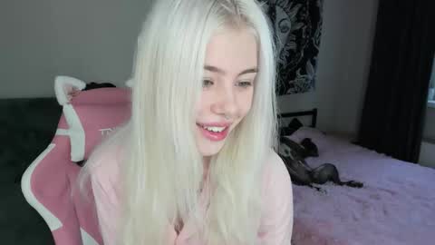 Snapshot of red_qwe chatting on 9, 11, 2025 Erika online show from 9, 11, 2025