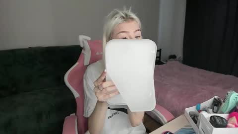 Snapshot of red_qwe chatting on 26, 11, 2025 Erika online show from 26, 11, 2025