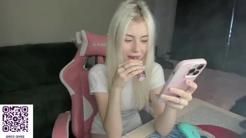 Snapshot of red_qwe chatting on 27, 11, 2025 Erika online show from 27, 11, 2025