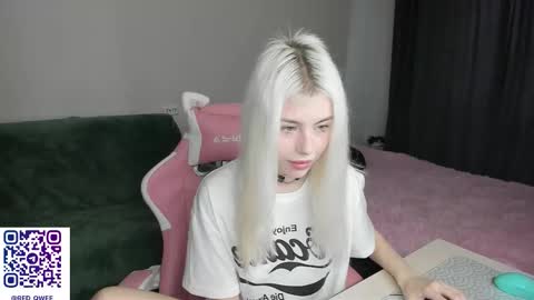 Snapshot of red_qwe chatting on 29, 11, 2025 Erika online show from 29, 11, 2025