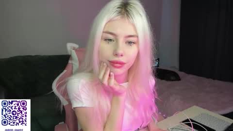 Snapshot of red_qwe chatting on 5, 12, 2025 Erika online show from 5, 12, 2025