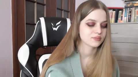 Snapshot of redhead_rabbit chatting on 10, 3, 2025 Lily online show from 10, 3, 2025