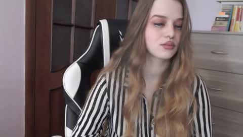 Snapshot of redhead_rabbit chatting on 24, 10, 2025 Lily online show from 24, 10, 2025