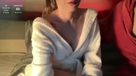 Snapshot of redlighthome chatting on 16, 4, 2026 Glamour Wife Real online show from 16, 4, 2026