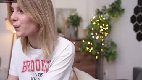 Snapshot of refined_style chatting on 9, 3, 2025 JessyinCherri yang online show from 9, 3, 2025