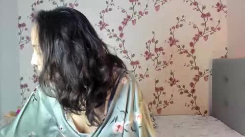 Snapshot of reginamoon12 chatting on 18, 12, 2025 Alisa online show from 18, 12, 2025