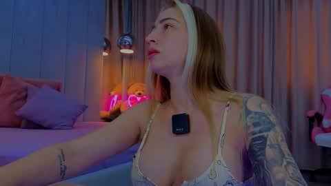 Snapshot of reina_cummings chatting on 15, 10, 2025 reina cummings online show from 15, 10, 2025
