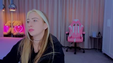 Snapshot of reina_cummings chatting on 10, 11, 2025 reina cummings online show from 10, 11, 2025