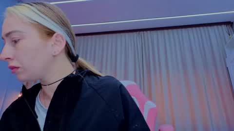 Snapshot of reina_cummings chatting on 16, 11, 2025 reina cummings online show from 16, 11, 2025