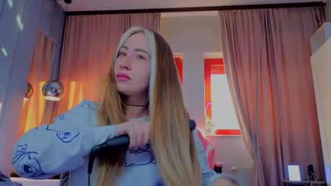 Snapshot of reina_cummings chatting on 24, 11, 2025 reina cummings online show from 24, 11, 2025