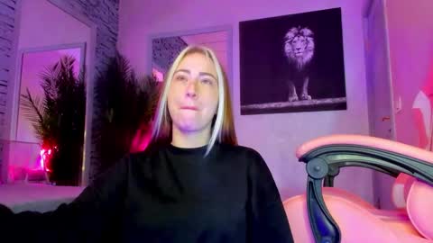 Snapshot of reina_cummings chatting on 14, 12, 2025 reina cummings online show from 14, 12, 2025