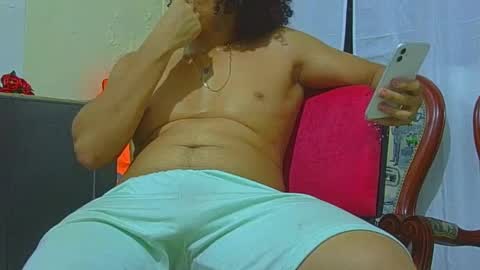 Snapshot of reylunaxxx chatting on 13, 9, 2025 REYHOT online show from 13, 9, 2025