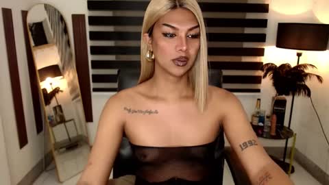 Snapshot of ririmoorets chatting on 11, 1, 2025 riri online show from 11, 1, 2025