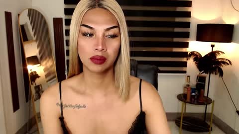 Snapshot of ririmoorets chatting on 4, 2, 2025 riri online show from 4, 2, 2025