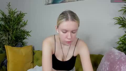 Snapshot of river_stoynee chatting on 4, 10, 2025 river_stoynee online show from 4, 10, 2025