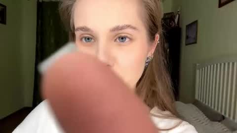 Snapshot of rolandaslatten chatting on 14, 12, 2025 Mia online show from 14, 12, 2025