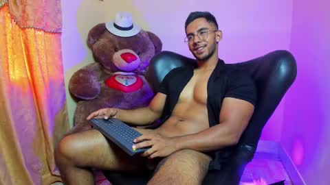 Snapshot of romanpearce_ chatting on 2, 2, 2025 Roman online show from 2, 2, 2025