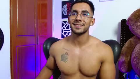 Snapshot of romanpearce_ chatting on 5, 3, 2025 Roman online show from 5, 3, 2025