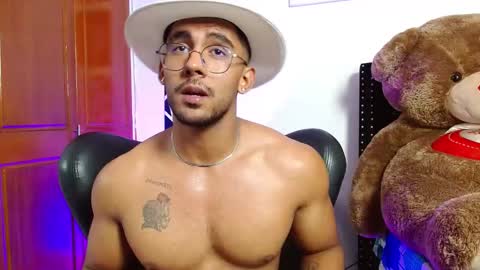 Snapshot of romanpearce_ chatting on 6, 3, 2025 Roman online show from 6, 3, 2025