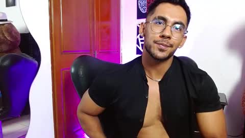 Snapshot of romanpearce_ chatting on 8, 3, 2025 Roman online show from 8, 3, 2025