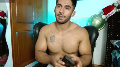 Snapshot of romanpearce_ chatting on 16, 12, 2025 Roman online show from 16, 12, 2025
