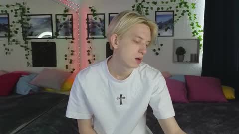 Snapshot of ron_vilsx chatting on 12, 3, 2025 ron vilsx online show from 12, 3, 2025