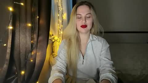 Snapshot of rosaliiiiii chatting on 18, 10, 2025 Rosali online show from 18, 10, 2025