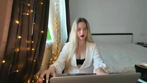 Snapshot of rosaliiiiii chatting on 2, 11, 2025 Rosali online show from 2, 11, 2025