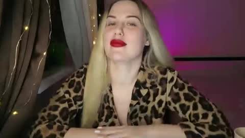 Snapshot of rosaliiiiii chatting on 28, 11, 2025 Rosali online show from 28, 11, 2025