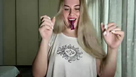 Snapshot of rosaliiiiii chatting on 15, 12, 2025 Rosali online show from 15, 12, 2025