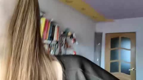 Snapshot of roseannehensle chatting on 2, 12, 2025 Sophie online show from 2, 12, 2025