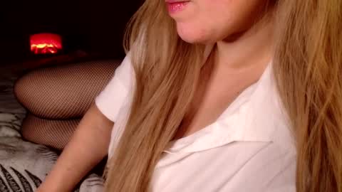 Snapshot of roseberryred chatting on 27, 11, 2025 Roseberry online show from 27, 11, 2025