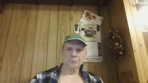 Snapshot of roses2u1958 chatting on 1, 1, 2025 roses2u1958 online show from 1, 1, 2025