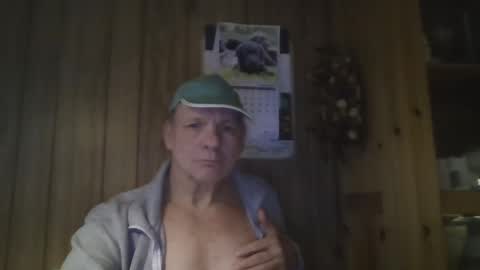 Snapshot of roses2u1958 chatting on 4, 2, 2025 roses2u1958 online show from 4, 2, 2025