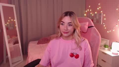 Snapshot of rosie_mac chatting on 12, 11, 2025 Rosie online show from 12, 11, 2025