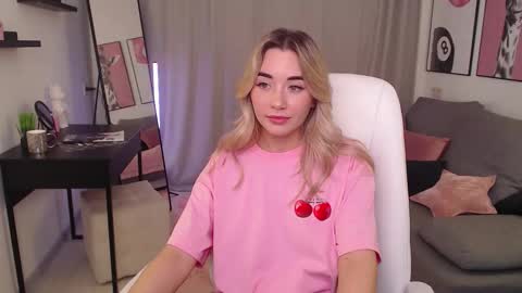 Snapshot of rosie_mac chatting on 13, 11, 2025 Rosie online show from 13, 11, 2025