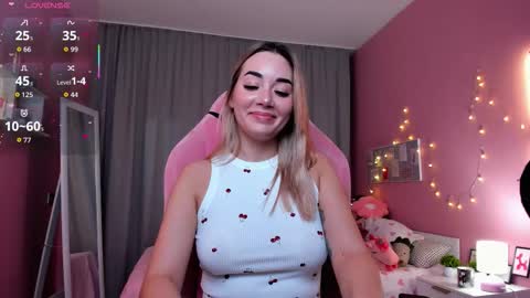 Snapshot of rosie_mac chatting on 21, 11, 2025 Rosie online show from 21, 11, 2025