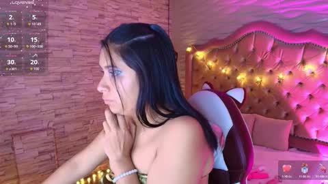 Snapshot of roxanne_han chatting on 14, 9, 2025 roxanne_han online show from 14, 9, 2025