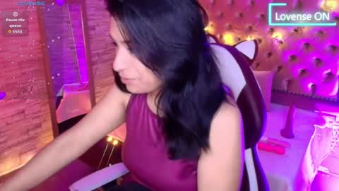 Snapshot of roxanne_han chatting on 3, 11, 2025 roxanne_han online show from 3, 11, 2025