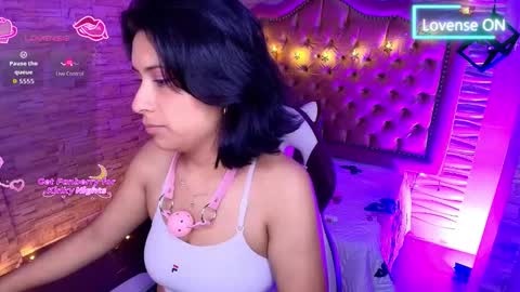 Snapshot of roxanne_han chatting on 28, 11, 2025 roxanne_han online show from 28, 11, 2025