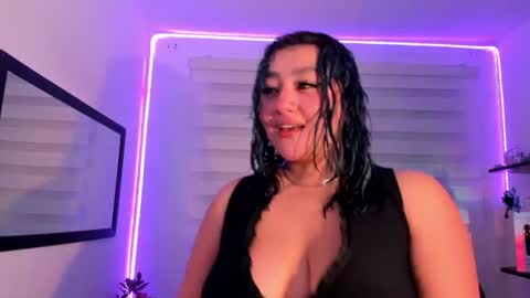Snapshot of roxanne_morelli chatting on 9, 7, 2026 roxanne online show from 9, 7, 2026