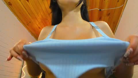 Snapshot of roxanne_tay chatting on 6, 1, 2025 roxanne_tay online show from 6, 1, 2025