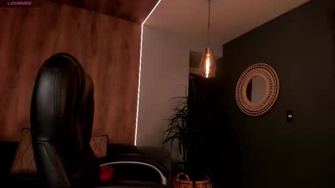 Roxanne Hill  online show from 3, 12, 2025