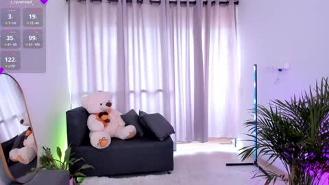 Snapshot of roxie_gates chatting on 17, 12, 2024 R O X I E online show from 17, 12, 2024