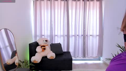 Snapshot of roxie_gates chatting on 12, 1, 2025 R O X I E online show from 12, 1, 2025