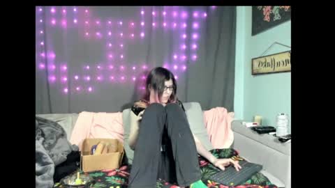 Snapshot of roxihazeleyes chatting on 5, 2, 2025 roxihazeleyes online show from 5, 2, 2025