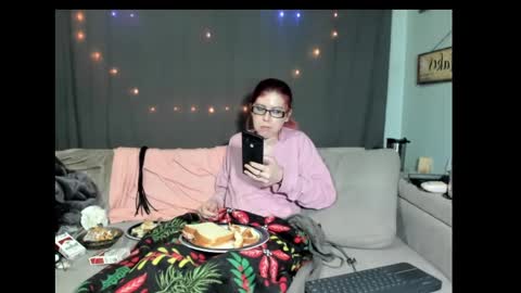 Snapshot of roxihazeleyes chatting on 3, 3, 2025 roxihazeleyes online show from 3, 3, 2025