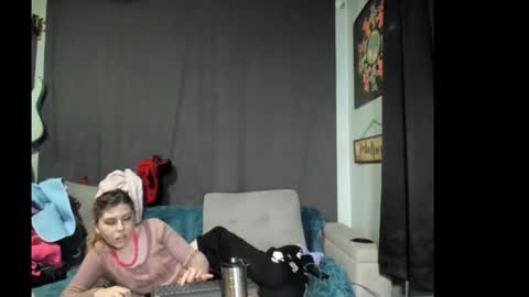 Snapshot of roxihazeleyes chatting on 20, 11, 2025 roxihazeleyes online show from 20, 11, 2025